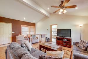 Televiisor ja/või meelelahutuskeskus majutusasutuses Less Than 2 Mi to Granby Ranch Home with Hot Tub and Decks!