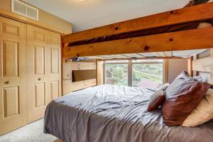 Voodi või voodid majutusasutuse Less Than 2 Mi to Granby Ranch Home with Hot Tub and Decks! toas