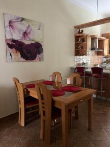 einen Esstisch und Stühle in der Küche in der Unterkunft Apartment Zahradní 31 in Karlsbad