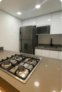 Η κουζίνα ή μικρή κουζίνα στο Apartamentos con piscina 1 cuadra de la playa