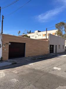 een gebouw met twee garagedeuren naast een straat bij Keller Reservas in Resende