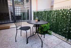 Una mesa y dos sillas frente a un seto verde en Rose of pyramid, en Roma