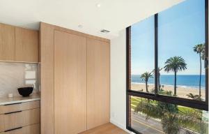 Kuchyňa alebo kuchynka v ubytovaní Two Bedroom Penthouse Condo in Santa Monica