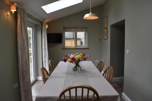 Μια τηλεόραση ή/και κέντρο ψυχαγωγίας στο 4 bedroom cottage with large garden in Ceredigion Mid Wales