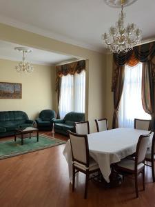 ein Wohnzimmer mit einem weißen Tisch und Stühlen in der Unterkunft Apartment Zahradní 31 in Karlsbad