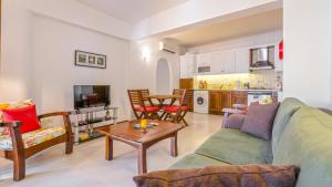 een woonkamer met een bank en een tafel bij Villa with Garden Shared Pool – 4 Min from Beach in Kalkan