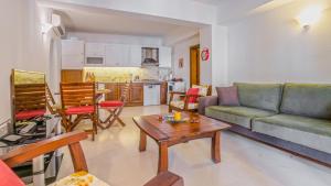 een woonkamer met een bank en een tafel bij Villa with Garden Shared Pool – 4 Min from Beach in Kalkan