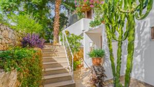 een trap met potplanten aan de zijkant van een gebouw bij Villa with Garden Shared Pool – 4 Min from Beach in Kalkan