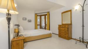 een slaapkamer met een bed, een ladekast en een spiegel bij Villa with Garden Shared Pool – 4 Min from Beach in Kalkan +15 foto's