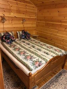a bed in a room with a wooden wall at Storevatn Fritid in Masfjorden