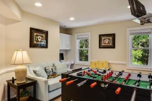 sala de estar con futbolín grande en 6080 - Kokomo, en Nags Head