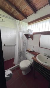 un bagno con un water e un lavandino di Hermosa Casa Campestre en Montenegro-Quindío a Montenegro
