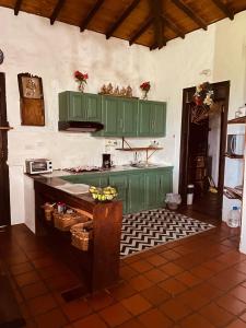 una cucina con mobili verdi e un piano di lavoro di Hermosa Casa Campestre en Montenegro-Quindío a Montenegro