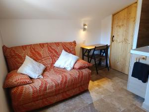 a living room with a couch with two pillows on it at Le Nid Douillet in Arles