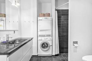 a kitchen with a washing machine in a bathroom at 70894-Ulfborg-Skolegade-15-Lejl-6 in Thorsminde +12 photos