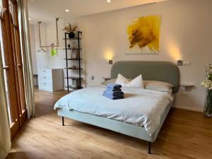 Ένα ή περισσότερα κρεβάτια σε δωμάτιο στο FEWO Studio7 +45 φωτογραφίες