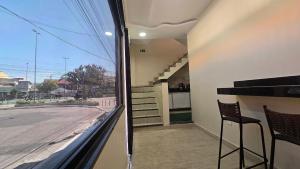 un balcone con due sedie e vista sulla strada di Recanto Del Mare Suítes ad Arraial do Cabo Altre 60 foto