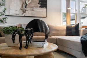 Posezení v ubytování Relax & Play - 4BR Home with Game Room for Family & Outdoor Area