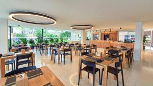 a restaurant with tables and chairs in a room at Hotel Santiago de Arma in Rionegro
