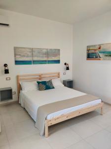 Un dormitorio con una cama grande en una habitación blanca. en maremì - Marzamemi, en Reitani 24 fotos más