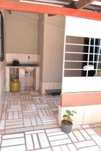 ein Badezimmer mit einem Boden mit einer Pflanze darauf in der Unterkunft Lar Aconchego in Palmas + 26 Fotos