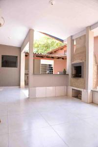 ein großes Wohnzimmer mit einem großen Fenster in einem Gebäude in der Unterkunft Lar Aconchego in Palmas