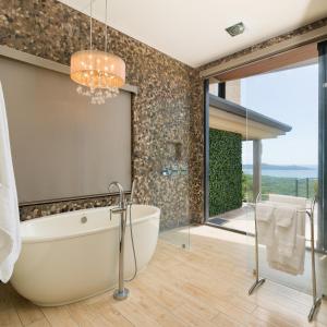 Koupelna v ubytování Casa Symbiotica - Exclusive Villa with Gym, Infinity Pool & Housekeeping