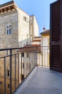 une vue depuis le balcon d'un immeuble dans l'établissement The Signoria - Charming Apartment, à Florence