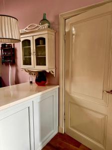 a kitchen with a cabinet next to a door at Casa di Kola in Zutphen