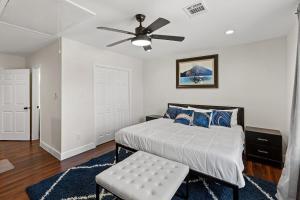 a bedroom with a bed and a ceiling fan at Gated 3BR Sleeps 7 Med Center NRG Downtown in Houston