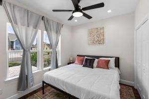 a bedroom with a bed and a ceiling fan at Gated 5BR Duplex Med Center Downtown NRG in Houston