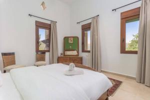 Al QannābahにあるBeit Salima - 3 Bedroom House with Pool & Terraceの白いベッドと鏡のある寝室 +35枚の写真