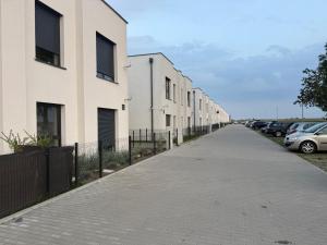 una acera vacía al lado de una hilera de casas en Apartament Nowość 65 m2, 