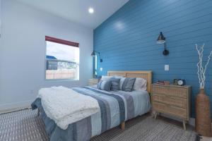 una camera da letto blu con un letto e una finestra di Sky Dome Hot Tub Climbing Wall Hammock Tents EV a Glendale
