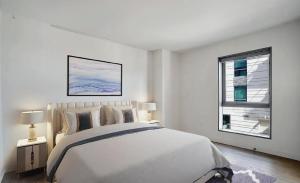 ロサンゼルスにあるSuperb Two Bedroom Condo in Santa Monicaの大きなベッドと窓のある白い寝室 +12枚の写真