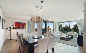 ロサンゼルスにあるSuperb Two Bedroom Condo in Santa Monicaのテーブルと椅子のあるダイニングルームとリビングルーム