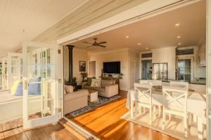 Μια τηλεόραση ή/και κέντρο ψυχαγωγίας στο Possum Ridge House Bangalow