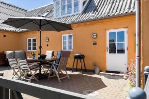 En terrasse eller udendørsområde på 70500-Ulfborg-Fuglevaenget-8-A