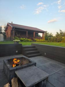 兹沃图夫Domek całoroczny MAGJAN z sauną i jacuzzi na wyłączność的房屋前的火坑