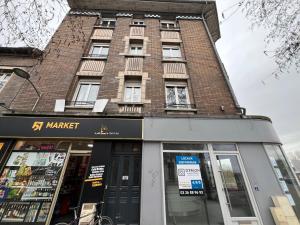 ein Gebäude mit einem Schild an der Vorderseite in der Unterkunft Vesle- Hyper Centre - 2 Chambres in Reims