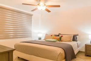 Postel nebo postele na pokoji v ubytování Peninsula Condominios + 57 fotografií