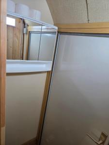 a white refrigerator freezer in a room at Tinyhaus, Bauwagen, Noltenius in Bülstedt