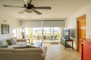 TV a/nebo společenská místnost v ubytování Peninsula Condominios