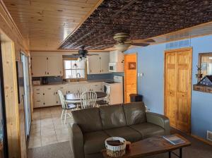 un salon avec un canapé et une table dans l'établissement Catch on the Canal - Waterfront Getaway Near Casino, Dining & Entertainment, à Standish