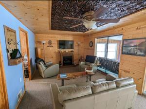 un salon avec un canapé et une table dans l'établissement Catch on the Canal - Waterfront Getaway Near Casino, Dining & Entertainment, à Standish