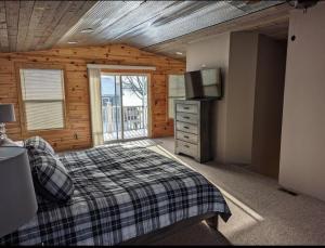 - une chambre avec un lit et une télévision dans une cabine dans l'établissement Catch on the Canal - Waterfront Getaway Near Casino, Dining & Entertainment, à Standish