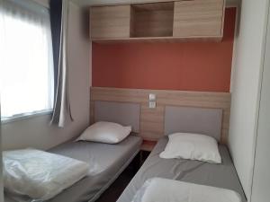 Ένα ή περισσότερα κρεβάτια σε δωμάτιο στο Mobil-home 3 ch 2 sdb dans camping 4 étoiles +21 φωτογραφίες
