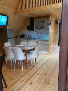 Kinchkha cottage Fshuqebi - კინჩხის კოტეჯი ფშუქები في Kinchkha-Perdi: مطبخ مع طاولة وكراسي وثلاجة +35 صورة