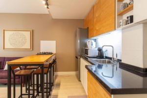 eine Küche mit Spüle und Arbeitsplatte in der Unterkunft Modern stay near River Plate's Stadium by deppto in Buenos Aires