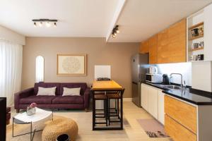 eine Küche und ein Wohnzimmer mit einem Sofa in der Unterkunft Modern stay near River Plate's Stadium by deppto in Buenos Aires